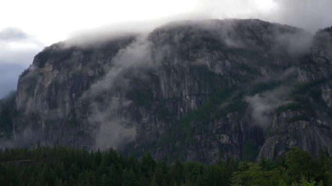 加拿大不列颠哥伦比亚省的雾云中，斯塔穆斯酋长山。静态的照片