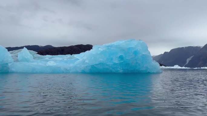 在Rødefjord非常蓝色的冰山。Scoresbysund,格陵兰岛。