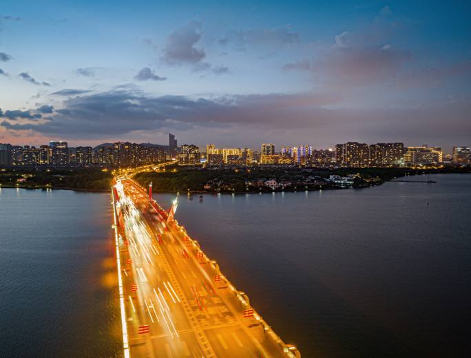 无锡大剧院夜景蠡湖大桥车流