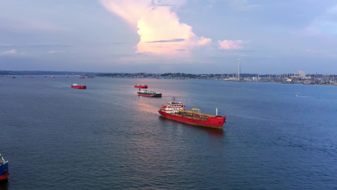 油轮在印度尼西亚东加里曼丹的巴厘巴班市海港附近航行。无人机航拍
