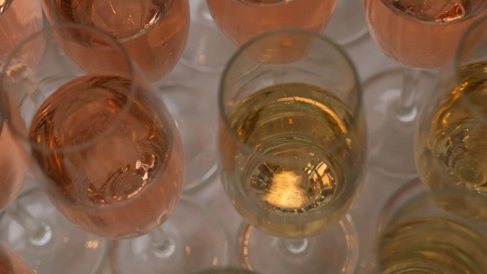 宴会上酒杯上的白葡萄酒和粉红葡萄酒