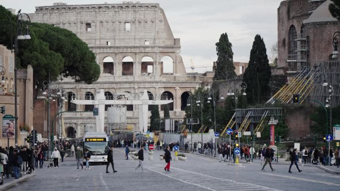 罗马，意大利罗马帝国大道上的人和公共汽车交通，背景是罗马斗兽场，慢动作