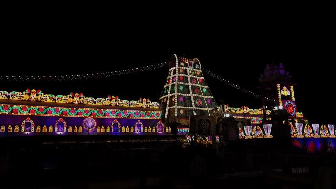 全景的灯光装饰着著名的Tirupati Balaji寺