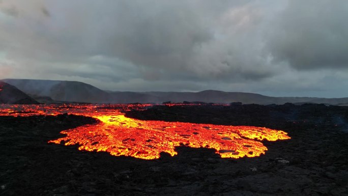 冰岛火山喷发的特写慢镜头。美丽的燃烧熔岩。