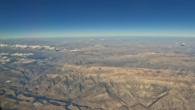 从伊朗上空的飞机窗口俯瞰