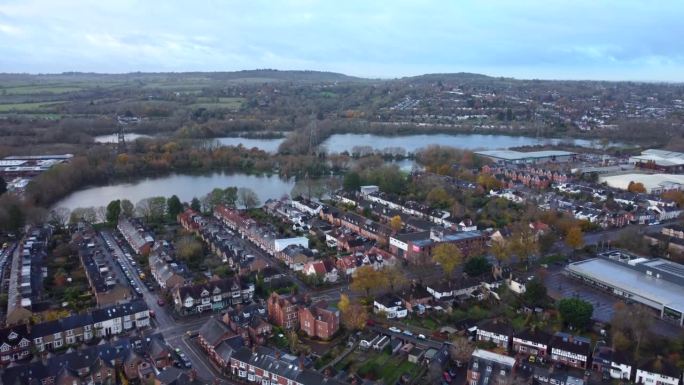 无人机拍摄了英国牛津郡美丽的乡村小镇