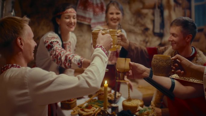 古代斯拉夫聚会和朋友聚会，穿着古装的人们碰杯，4K, Prores