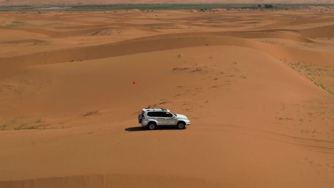 越野车队穿越沙漠