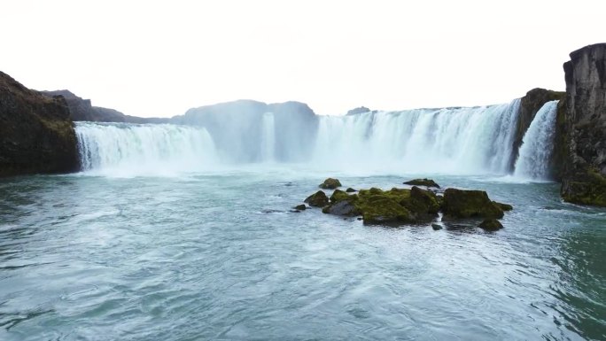 水从戈达弗斯瀑布流向冰岛河。-航拍