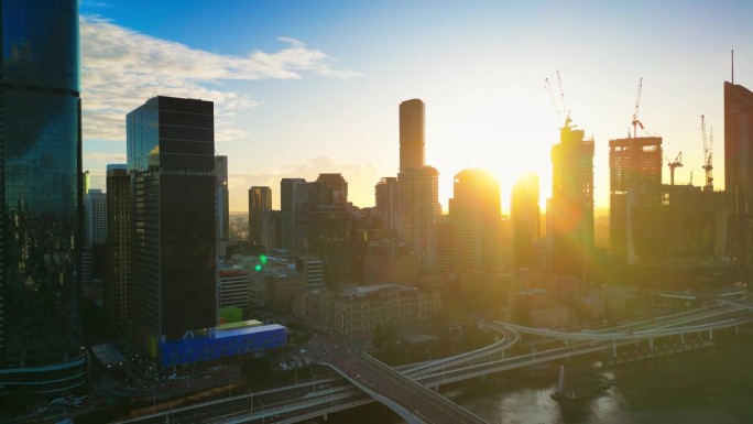 鸟瞰图:日出时分，澳大利亚昆士兰州布里斯班，维多利亚桥和库克船长桥上的布里斯班河，现代办公大楼旁的实