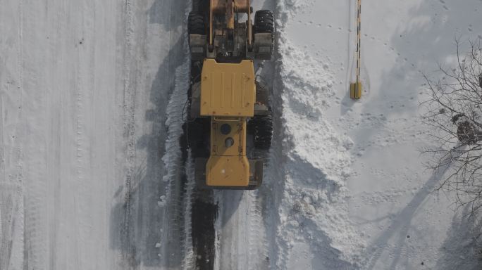 航拍俯瞰威海市双岛湾清雪除冰铲车