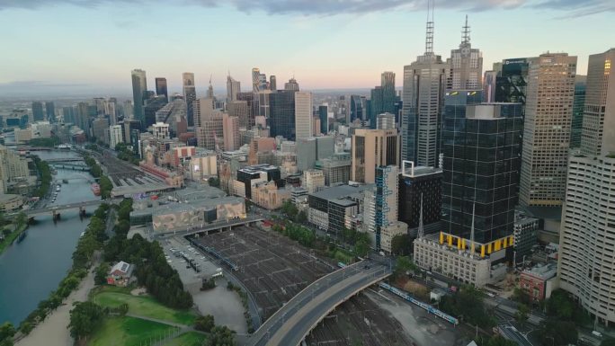 澳大利亚维多利亚州墨尔本，王子大桥和雅拉河上的各种著名景点，鸟瞰墨尔本市中心商业区的实时镜头