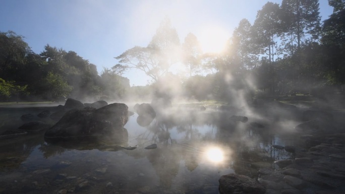 泰国南邦蔡善国家公园的温泉-天然矿泉水和早晨的自然美景