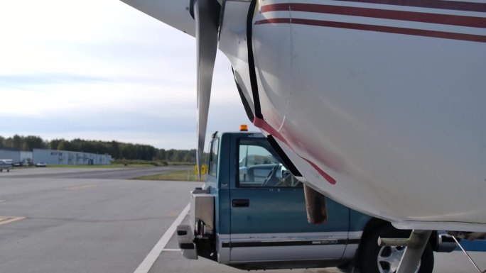 机场塞斯纳水上飞机后面的半卡车拖船。特写镜头
