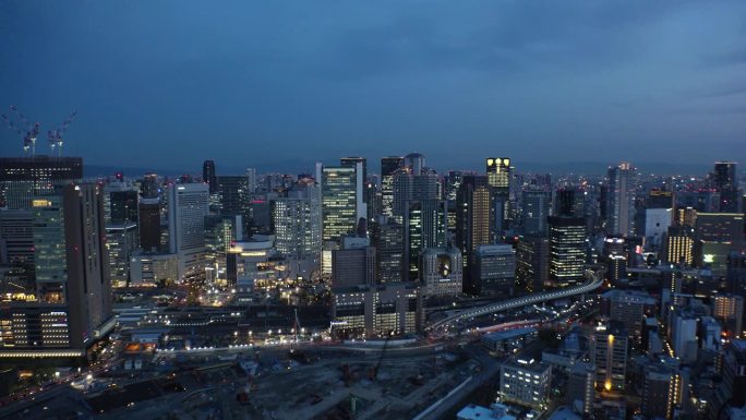 大阪，日本:大阪车站夜间鸟瞰图。