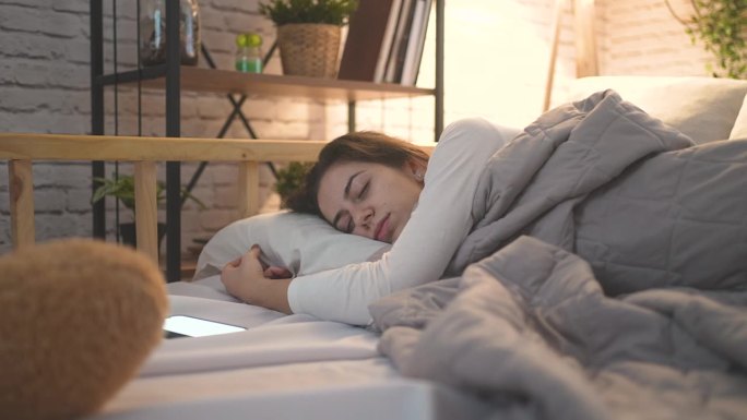 女性在智能手机上使用睡眠监测应用程序