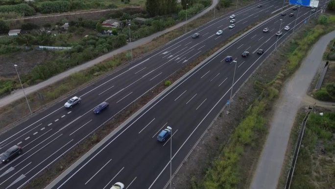 无人机拍摄的巴塞罗那市郊高速公路上行驶的汽车。