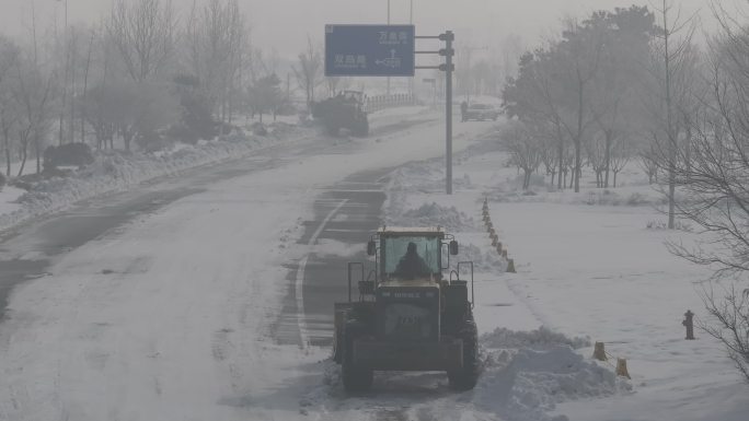 航拍俯瞰威海市双岛湾清雪除冰铲车