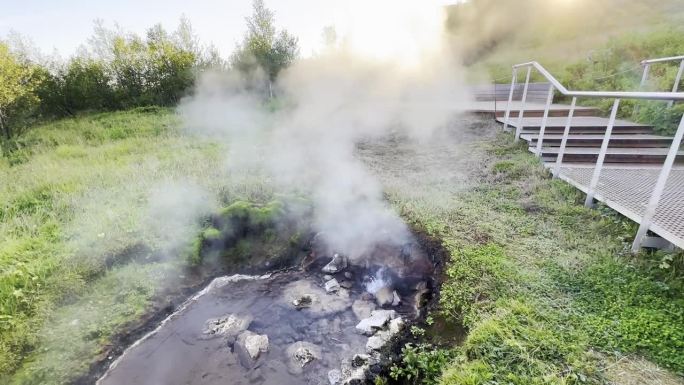强大的冰岛Strokkur间歇泉从一个洞中喷出蒸汽