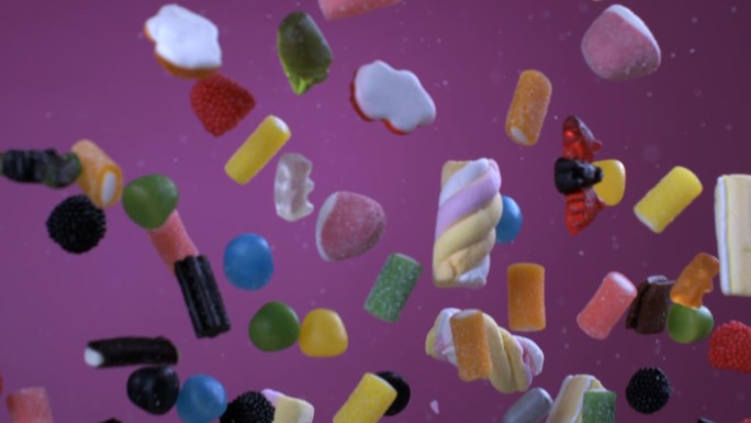 五彩缤纷的糖果以超慢的动作在空中飞舞。用高速相机捕捉到的各种甜食