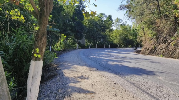 农村道路车流村通乡道盘山公路乡村灰尘公路