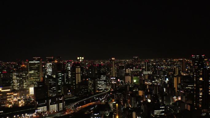 大阪，日本:大阪车站夜间鸟瞰图。