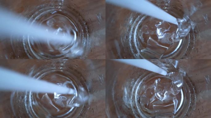 在玻璃杯上用吸管搅拌冰块