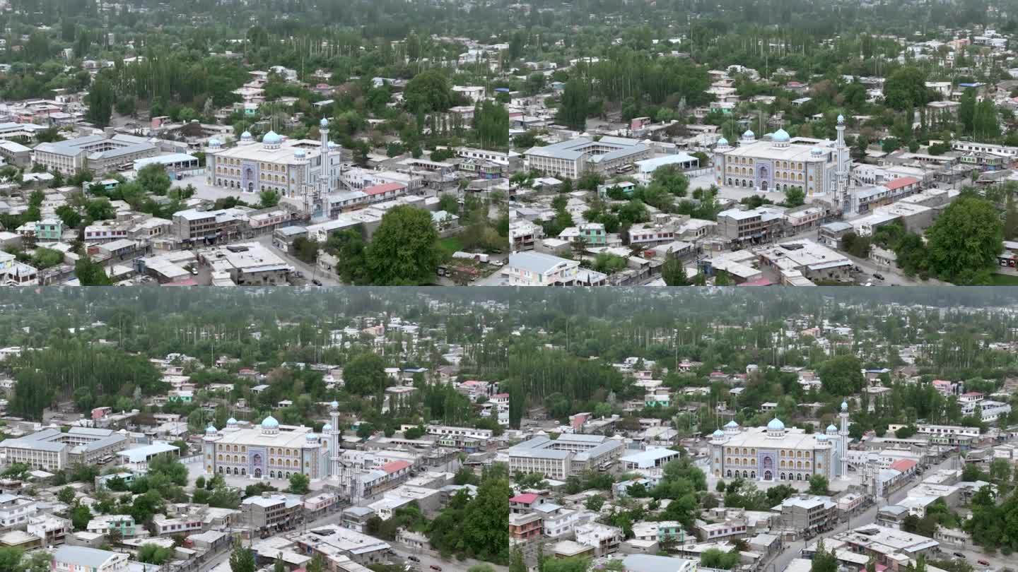 巴基斯坦北部斯卡尔都，斯卡尔都中央清真寺和斯卡尔都城市周围的雪帽山