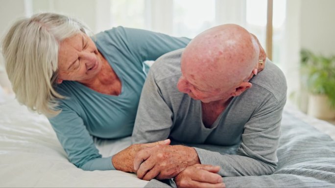 长辈，床上的拥抱和爱人，家里的关怀和纽带。拥抱，快乐的老年男女在卧室的连接，支持或健康的关系，浪漫或