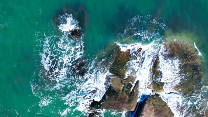 俯拍大海海浪浪花礁石