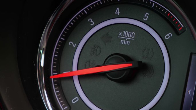 RPM红色箭头表示发动机每分钟的转数。