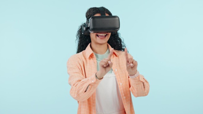 女性、虚拟现实和未来学习眼镜、蓝色背景的软件或用户体验。哇，兴奋和学生在屏幕上写作，语言教育或VR技