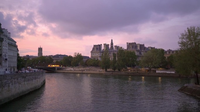 日落时分的巴黎市政厅，法国