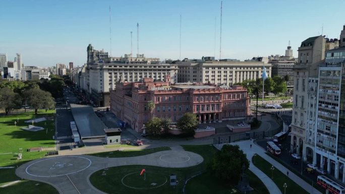在阿根廷最重要的建筑之一上，无人机的移动。粉红色的房子是阿根廷的总统府