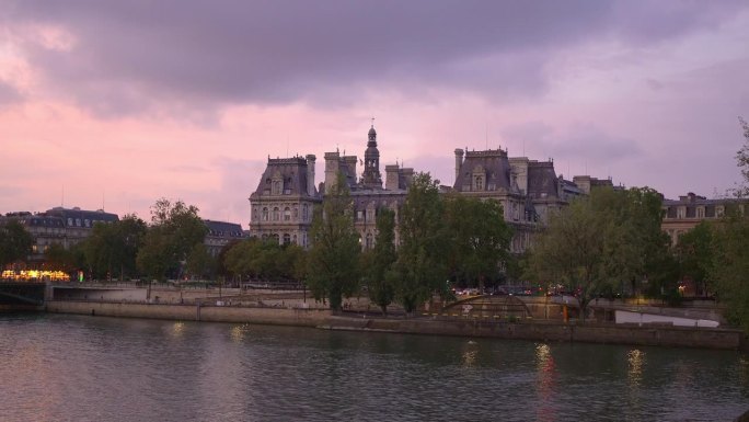 日落时分的巴黎市政厅，法国