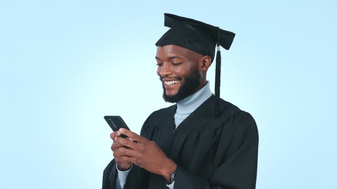 大学生，毕业和男人在演播室里用手机打字交流或聊天。大学毕业生、受过教育的黑人在智能手机上发蓝色背景的