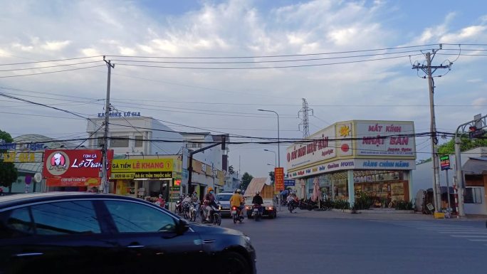 越南湄公河三角洲芹苴市中心的街景。