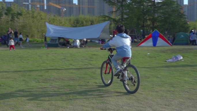 春天公园露营气球孩子幸福生活骑自行车儿童