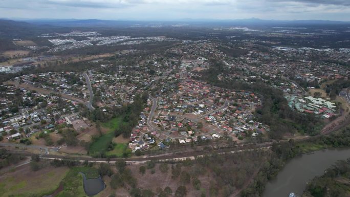 位于洛根河畔的伊登斯郊区。洛根市，昆士兰，澳大利亚。空中拍摄