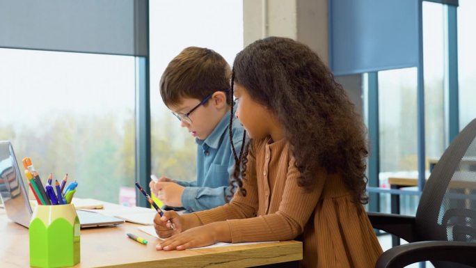 黑人女小学生在学校美术课上的课堂肖像