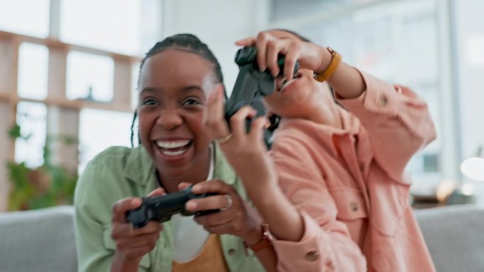 朋友，视频游戏和女人在沙发上玩在线，虚拟和数字游戏在客厅。玩家娱乐，游戏和兴奋的人与控制器的结合，放