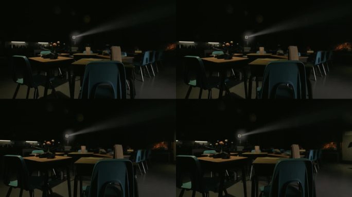 有几张桌子和椅子的黑暗房间