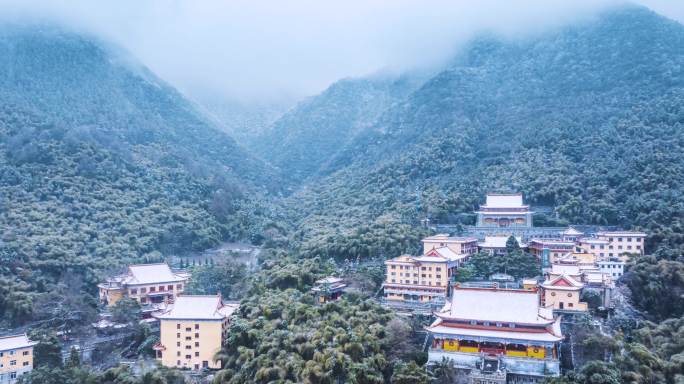 山谷旁的寺庙雪景云雾航拍延时