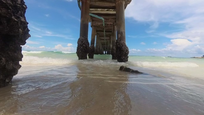 泰国普吉岛夏季海滩的大海和天空