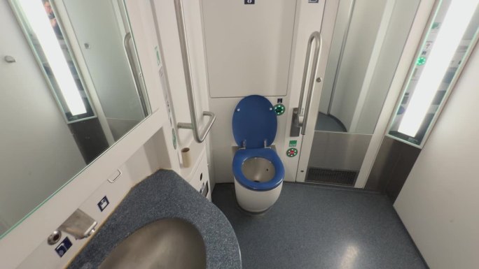 德国巴伐利亚州区域列车上为残疾人设置的大型厕所。德国巴伐利亚州当地铁路车辆上为残疾人提供的宽敞厕所。