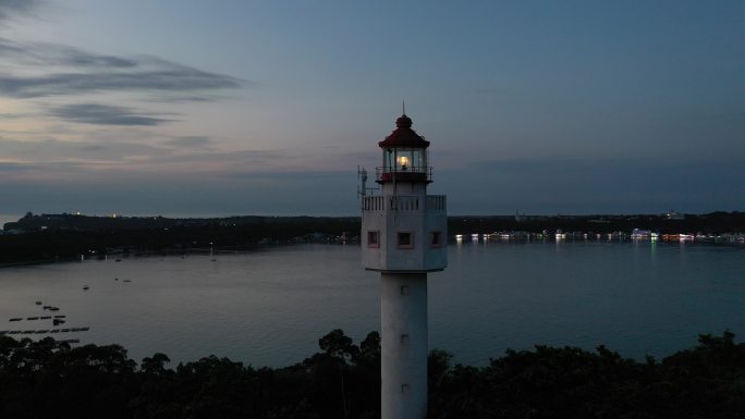 航拍夕阳下涠洲岛南湾鳄鱼山景区灯塔