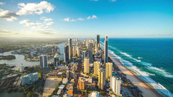 黄金海岸天际线和豪华建筑的时间流逝，城市景观和酒店和公寓的海滩黄金海岸，昆士兰，澳大利亚