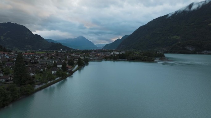 瑞士伯尔尼州布里恩泽泽湖畔的鸟瞰图。