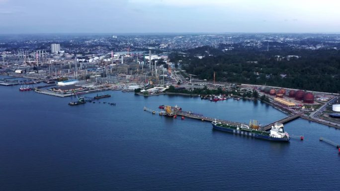 印尼国家石油公司(PT Pertamina)炼油厂鸟瞰图，位于印尼加里曼丹港口城市巴厘巴班。