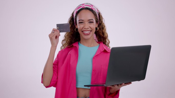 女人，信用卡报价和电脑网上购物，电子商务或金融贷款的白色背景。脸，眨眼和非洲人或z世代支付，现金返还